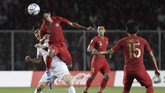 Tertinggal 0-1 pada babak pertama, Timnas Indonesia berupaya keras menyamakan kedudukan pada babak kedua. (AP Photo/Aaron Favila)