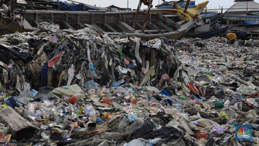 Lautan sampah memenuhi pesisir laut Cilincing di Jakarta (10/12/2019).