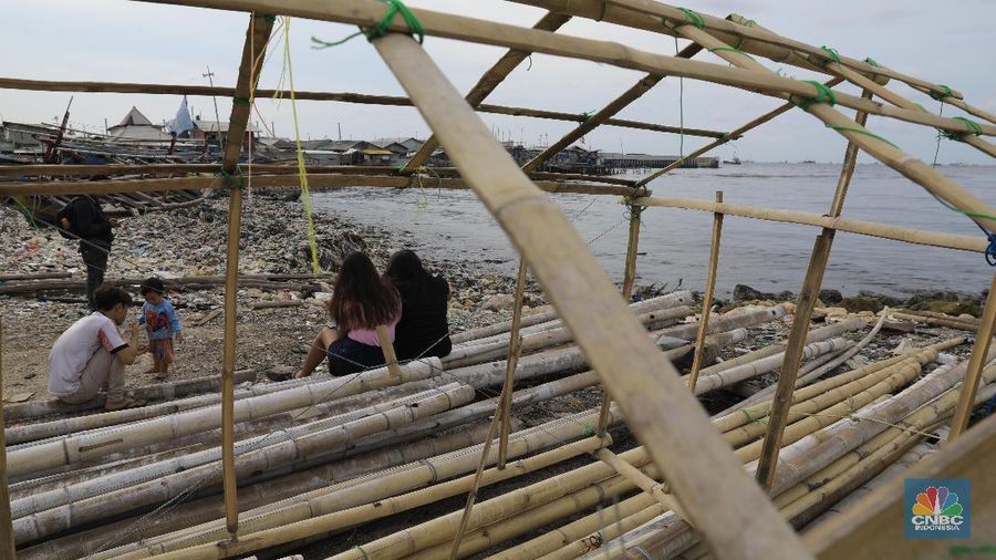 Lautan sampah memenuhi pesisir laut Cilincing di Jakarta (10/12/2019).