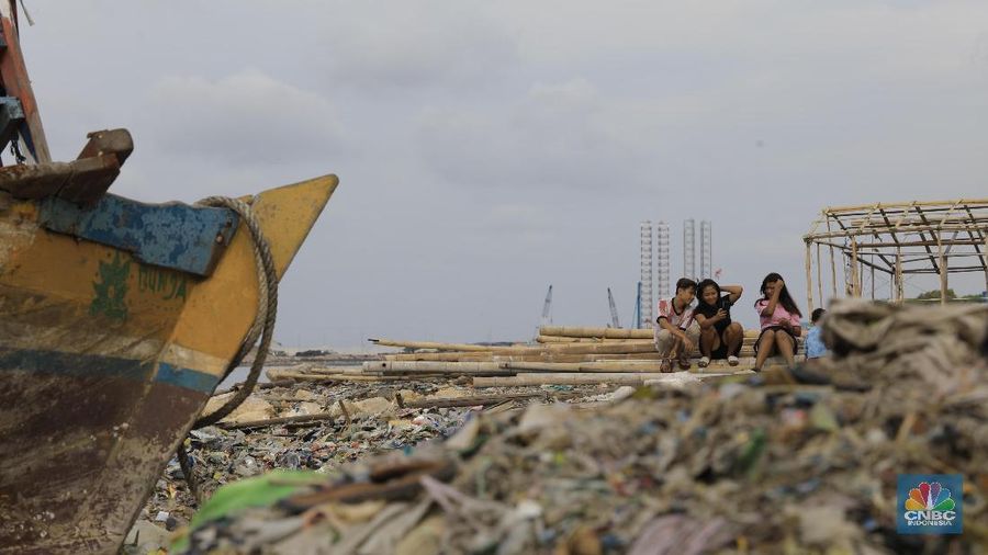 Lautan sampah memenuhi pesisir laut Cilincing di Jakarta (10/12/2019).