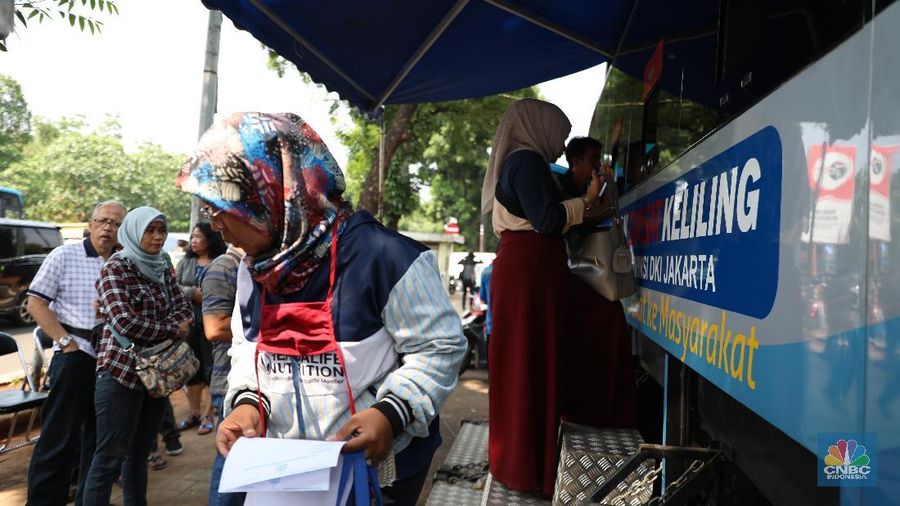 Tim gabungan satlantas Polda Metro Jaya dan Samsat melakukan razia pengesahan STNK di Jalan Taman Makam Pahlawan, Kalibata, Jakarta Selatan. Pantauan CNBC Indonesia di lokasi pukul 09.00 WIB, Rabu  ( 11/12/2019), mulai terlihat puluhan mobil pribadi maupun mobil box diberhentikan petugas. Beberapa motor juga dihentikan.

Mayoritas pelanggaran yang dilakukan adalah telat bayar pajak. Selain itu, ada juga karena tidak memakai helm, lampu tidak dinyalakan, sampai pelat nomor yang sudah jatuh tempo. Ada 40 petugas yang melakukan operasi razia pengesahan STNK. Saat operasi, pengendara motor terlihat berdebat dengan polantas karena STNKnya sudah jatuh tempo namun bersikeras tidak mau menandatangani surat tilang. (CNBC Indonesia/Tri Susilo)