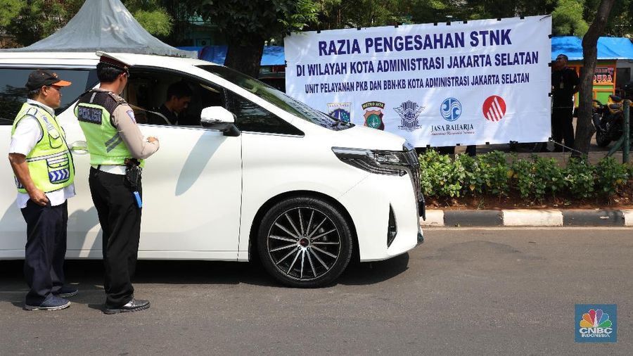 Selain menjaring pelanggar lalu lintas, razia tersebut juga dilakukan penindakan kepada pengendara yang kendaraannya telat membayar pajak.