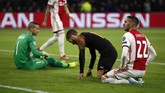 Penyerang Ajax Hakim Ziyech (kanan) bereaksi setelah gagal memanfaatkan peluang. Kemenangan 1-0 Valencia membuat tim asal Spanyol itu lolos ke 16 besar sebagai juara Grup H. (AP Photo/Peter Dejong)