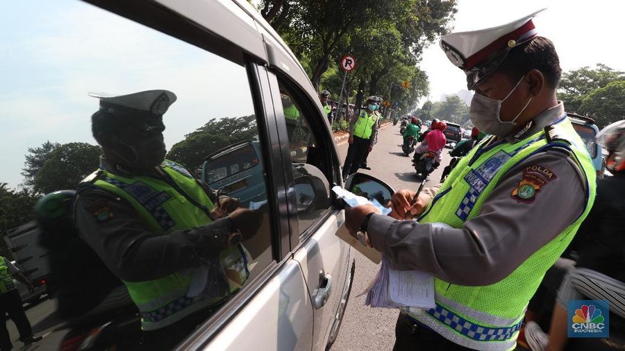 Tim gabungan satlantas Polda Metro Jaya dan Samsat melakukan razia pengesahan STNK di Jalan Taman Makam Pahlawan, Kalibata, Jakarta Selatan. Pantauan վ di lokasi pukul 09.00 WIB, Rabu  ( 11/12/2019), mulai terlihat puluhan mobil pribadi maupun mobil box diberhentikan petugas. Beberapa motor juga dihentikan.

Mayoritas pelanggaran yang dilakukan adalah telat bayar pajak. Selain itu, ada juga karena tidak memakai helm, lampu tidak dinyalakan, sampai pelat nomor yang sudah jatuh tempo. Ada 40 petugas yang melakukan operasi razia pengesahan STNK. Saat operasi, pengendara motor terlihat berdebat dengan polantas karena STNKnya sudah jatuh tempo namun bersikeras tidak mau menandatangani surat tilang. (վ/Tri Susilo)