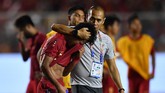 Asisten pelatih Timnas Indonesia U-23, Kurniawan Dwi Yulianto, coba menenangkan Osvaldo Haay yang kecewa. (ANTARA FOTO/Sigid Kurniawan/ama)