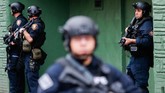 Pelaku kemudian kabur menggunakan mobil minibus sewaan yang dicuri menuju sebuah gerai toserba halal khusus Yahudi (kosher) sekitar satu mil dari lokasi kejadian pertama. (AP Photo/Eduardo Munoz Alvarez)