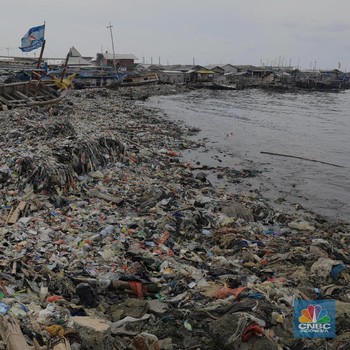 Jorok! Ini Penampakan Sampah di Pantai Kalibaru Cilincing