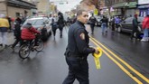 Dua pelaku juga meninggal usai baku tembak selama berjam-jam. Polisi yang gugur adalah Detektif Joseph Seals (40). (AP Photo/Seth Wenig)