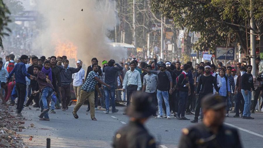 Pemerintah India resmi meloloskan UU Amandemen Warga Negara yang diajukan parlemen, yang dituding anti Muslim India. Hal ini memicu kerusuhan di India.