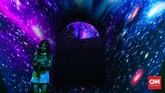 Permainan cahaya yang menyelubungi langit dan dinding Trans Studio Bali layak dicoba untuk sekedar selfie dan foto bersama. (CNNIndonesia/Safir Makki)