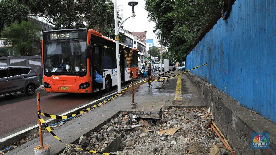 Pemerintah Provinsi DKI Jakarta membongkar trotoar Cikini yang baru direvitalisasi untuk mengubah posisi manhole.