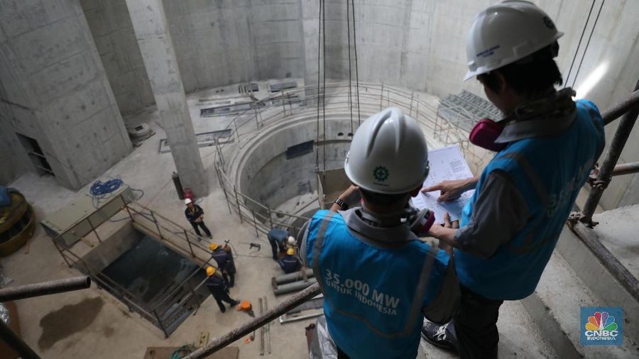 PLN Unit Induk Pembangunan Jawa Bagian Tengah 1( UIP JBT 1 ) terus kebut pembangunan konstruksi pembangkit listrik dan jaringan transmisi di Regional Jawa Bagian Tengah (Jawa Barat, Jawa Tengah Dan Daerah Istimewa Yogyakarta).
Salah satunya ditunjukkan dengan progres pembangunan Pembangkit Listrik Tenaga Air (PLTA) Jatigede 2 x 55 MW yang saat ini sudah mencapai 73,18 %.
Terletak di Kecamatan Jatigede, Kabupaten Sumedang, Jawa Barat. PLTA Jatigede telah berhasil menyelesaikan pekerjaan Top Heading Excavation (penggalian saluran air di headrace tunnel) sepanjang 2.218,73 m telah berhasil tembus pada oktober 2019. Hal ini merupakan salah satu miles stone penting dalam progres pengerjaan PLTA.
PLN UIP JBT I terus berupaya semaksimal mungkin menyelesaikan proyek pembangkit listrik, khususnya pembangunan PLTA sebagai upaya peningkatan bauran energi baru terbarukan. PLTA Jatigede 2 x 55 MW akan jadi produk pertama dari PLN UIP JBT I yang ditargetkan selesai pada tahun 2020 dan dapat mendukung upaya pemerintah mencapai rasio elekstrifikasi 100% pada tahun 2020.
Headrace Tunnel berfungsi sebagai terowongan penghubung penampungan air dengan penstock, juga terhubung dengan power station. Lewat terowongan ini, air tampungan waduk Jatigede mengalir menuju penstock dan seterusnya memutar turbin pembangkit listrik.
Target penyelesaian pekerjaan dalam waktu dekat untuk PLTA Jatigede yakni pelapisan dinding terowongan menggunakan beton.
Sejak pembangunannya, hingga 2019, PLTA Jatigede berhasil menyerap tenaga kerja hingga 980 orang, dan jumlah ini akan terus bertambah seiring makin banyaknya pekerjaan dan target selesai.
Diharapkan nantinya PLTA jatigede mampu meningkatkan kapasitas dan keandalan pasokan energi listrik di daerah Jawa Barat dan sekitarnya. (CNBC Indonesia/Tri Susilo)