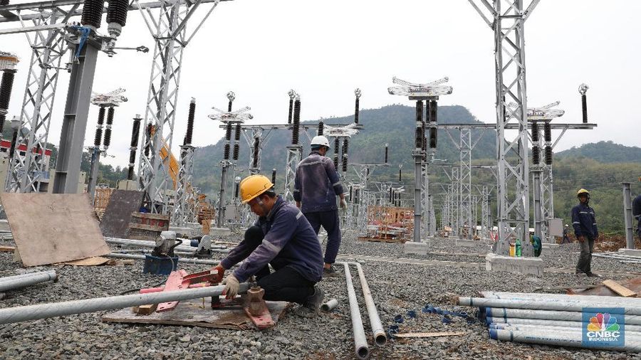 PLN Unit Induk Pembangunan Jawa Bagian Tengah 1( UIP JBT 1 ) terus kebut pembangunan konstruksi pembangkit listrik dan jaringan transmisi di Regional Jawa Bagian Tengah (Jawa Barat, Jawa Tengah Dan Daerah Istimewa Yogyakarta). 

Salah satunya ditunjukkan dengan progres pembangunan Pembangkit Listrik Tenaga Air (PLTA) Jatigede 2 x 55 MW yang saat ini sudah mencapai 73,18 %. 

Terletak di Kecamatan Jatigede, Kabupaten Sumedang, Jawa Barat. PLTA Jatigede telah berhasil menyelesaikan pekerjaan Top Heading Excavation (penggalian saluran air di headrace tunnel) sepanjang 2.218,73 m telah berhasil tembus pada oktober 2019. Hal ini merupakan salah satu miles stone penting dalam progres pengerjaan PLTA. 

PLN UIP JBT I terus berupaya semaksimal mungkin menyelesaikan proyek pembangkit listrik, khususnya pembangunan PLTA sebagai upaya peningkatan bauran energi baru terbarukan. PLTA Jatigede 2 x 55 MW akan jadi produk pertama dari PLN UIP JBT I yang ditargetkan selesai pada tahun 2020 dan dapat mendukung upaya pemerintah mencapai rasio elekstrifikasi 100% pada tahun 2020.

Headrace Tunnel berfungsi sebagai terowongan penghubung penampungan air dengan penstock, juga terhubung dengan power station. Lewat terowongan ini, air tampungan waduk Jatigede mengalir menuju penstock dan seterusnya memutar turbin pembangkit listrik. 

Target penyelesaian pekerjaan dalam waktu dekat untuk PLTA Jatigede yakni pelapisan dinding terowongan menggunakan beton. 

Sejak pembangunannya, hingga 2019, PLTA Jatigede berhasil menyerap tenaga kerja hingga 980 orang, dan jumlah ini akan terus bertambah seiring makin banyaknya pekerjaan dan target selesai. 

Diharapkan nantinya PLTA jatigede mampu meningkatkan kapasitas dan keandalan pasokan energi listrik di daerah Jawa Barat dan sekitarnya. (CNBC Indonesia/Tri Susilo)
