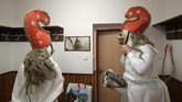 Kegiatan ini adalah tradisi lama pra-Natal yang telah bertahan selama berabad-abad di beberapa desa di wilayah Wallachia. (AP Photo/Petr David Josek)