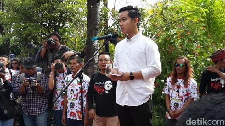 4 Anggota Keluarga Jokowi Ikut Pilkada 2020, Aji Mumpung? Simak penjelasan Direktur Eksekutif Indonesia Political Review Ujang Komarudin.