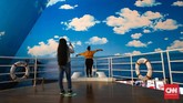 Berfoto ala pemeran film Titanic di atas kapal yang ada di Trans Studio Bali. (CNNIndonesia/Safir Makki)