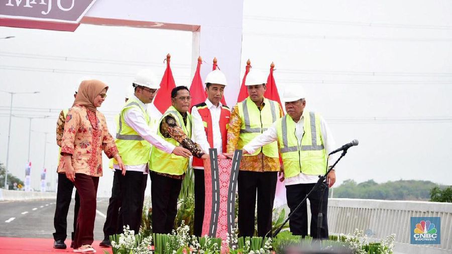 Hal itu dikatakan Jokowi di sela peninjauan proyek LRT Jabodebek, Jakarta, Kamis (12/12/2019).