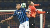 Shakhtar Donetsk juga berusaha mencari gol penyama kedudukan untuk merebut tiket ke 16 besar Liga Champions. (Photo by Sergei SUPINSKY / AFP)