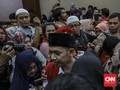 Emak-Emak Padati Ruang Sidang Dukung Lutfi Pembawa Bendera