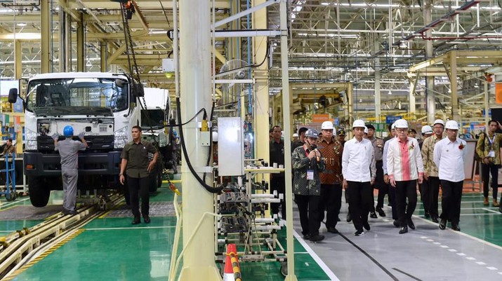 Presiden Joko Widodo tinjau pabrik perakitan Isuzu Traga di Kawasan Industri Suryacipta, Karawang Timur pada Kamis, 12 Desember 2019. (Biro Pers Sekretariat Presiden/Muchlis Jr)