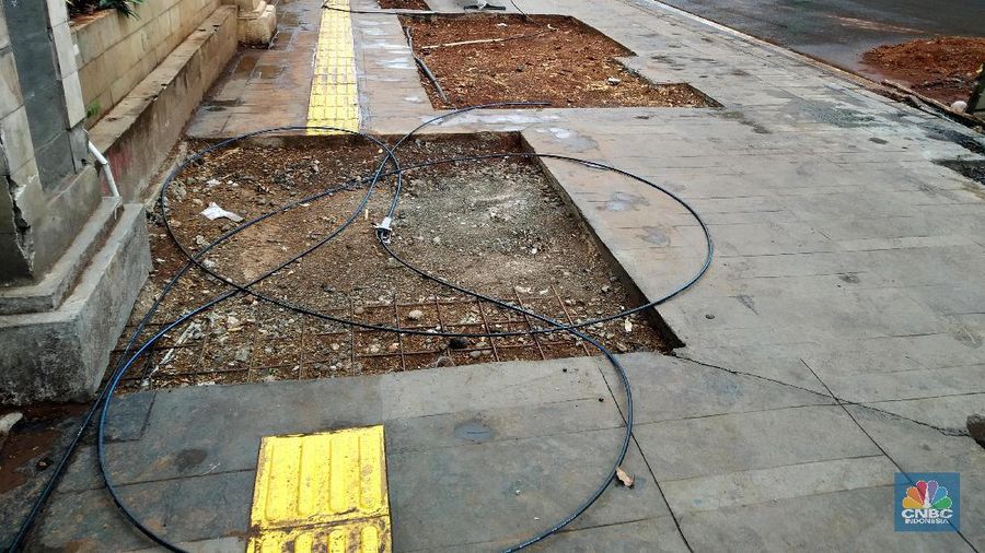 Pemerintah Provinsi DKI Jakarta membongkar trotoar Cikini yang baru direvitalisasi untuk mengubah posisi manhole.