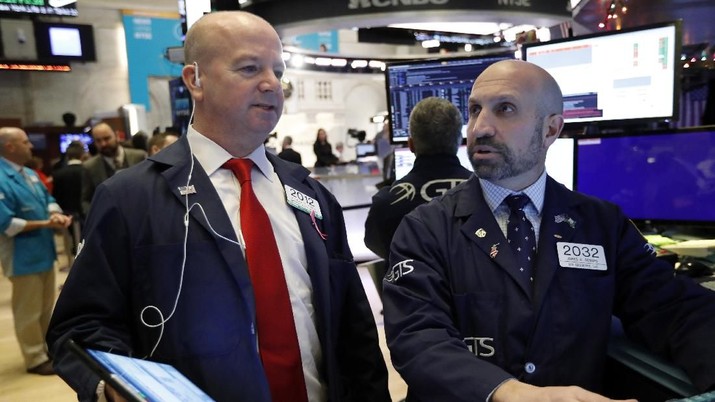 Trader Gregory Rowe, right, works on the floor of the New York Stock Exchange, Wednesday, Dec. 11, 2019. Stocks are opening mixed on Wall Street following news reports that US President Donald Trump might delay a tariff hike on Chinese goods set to go into effect this weekend. (AP Photo/Richard Drew)