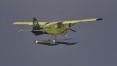 CEO Harbour Air, Greg McDougall ditemani Pilot menerbangkan pesawat komersial listrik dari Sungai Vancouver, Kanada. (Photo by Don MacKinnon / AFP)