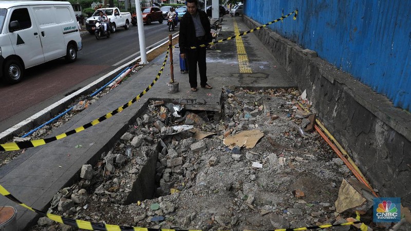 Pemerintah Provinsi DKI Jakarta membongkar trotoar Cikini yang baru direvitalisasi untuk mengubah posisi manhole.