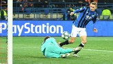 Bek Atalanta, Timothy Castagne berhasil menjebol gawang Donetsk di menit ke-68. (Photo by Sergei SUPINSKY / AFP)