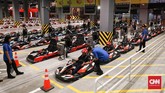 Wahana permainan ini berupa balapan go-kart dalam sirkuit sepanjang 240 meter persegi yang berada di dalam ruangan Trans Studio Bali. (CNNIndonesia/Safir Makki)