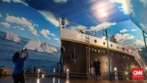 Instalasi Kapal Titanic di zona Port of Liverpool di Trans Studio Bali menjadi daya tarik bagi pengunjung yang ingin merasakan lautan lepas di atas kapal. (CNNIndonesia/Safir Makki)