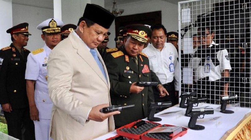 Menteri Pertahanan Letnan Jenderal TNI (Purn) Prabowo Subianto menerima kunjungan kehormatan dari Menteri Pertahanan Laos Jenderal Chansamone Chanyalath.