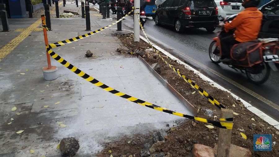 Pemerintah Provinsi DKI Jakarta membongkar trotoar Cikini yang baru direvitalisasi untuk mengubah posisi manhole.