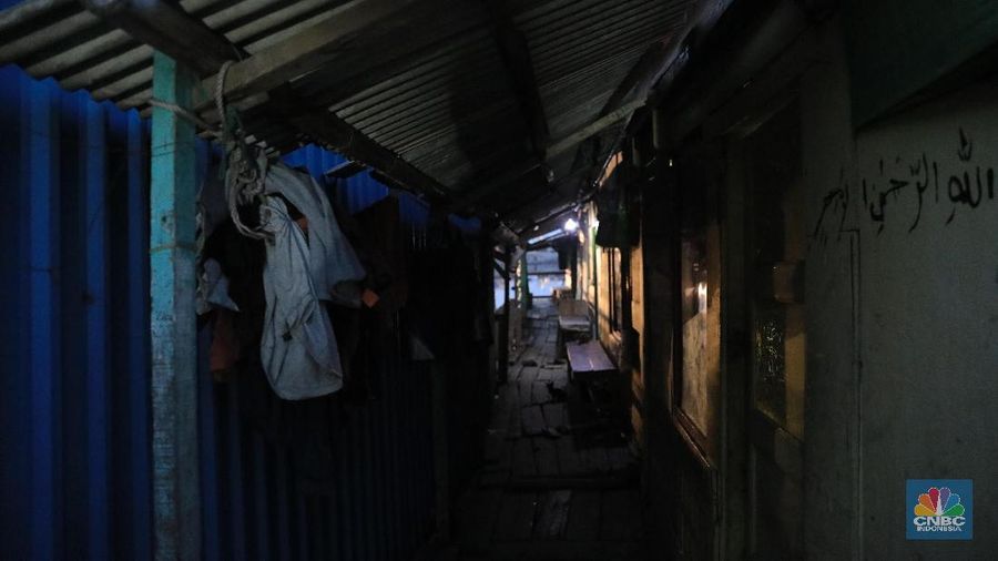 Aktivitas warga di kawasan pemukiman kumuh Muara Baru (CNBC Indonesia/Muhammad Sabki)