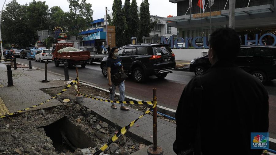 Pemerintah Provinsi DKI Jakarta membongkar trotoar Cikini yang baru direvitalisasi untuk mengubah posisi manhole.