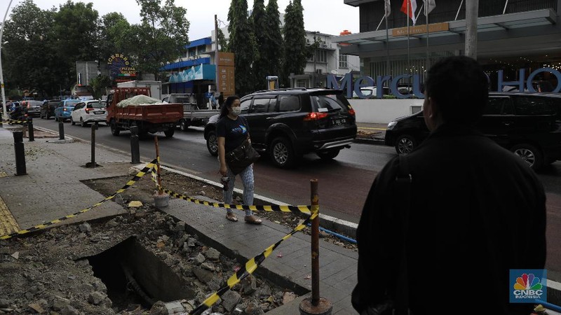 Pemerintah Provinsi DKI Jakarta membongkar trotoar Cikini yang baru direvitalisasi untuk mengubah posisi manhole.
