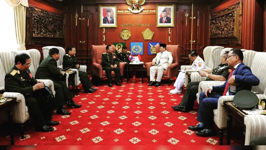 Menteri Pertahanan Letnan Jenderal TNI (Purn) Prabowo Subianto menerima kunjungan kehormatan dari Menteri Pertahanan Laos Jenderal Chansamone Chanyalath.