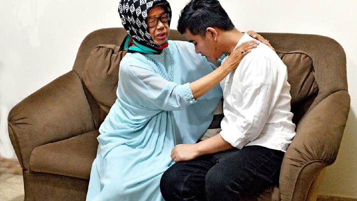 Soal Peran Jokowi, Gibran: Ngapain Bapak Meng-endorse Saya? Hal itu dikatakan Gibran usai blusukan di Pasar Klewer, Solo, Jawa Tengah.