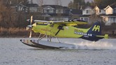 Pesawat listrik mendarat di Sungai Fraser di Richmond, British Columbia, Kanada. (Photo by Don MacKinnon / AFP)
