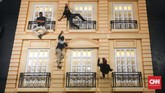 Menapaki bangunan ala Spiderman dalam area 3D di Trans Studio Bali. (CNNIndonesia/Safir Makki)