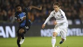 Luka Modric (kanan) menjadi salah satu pencetak gol kemenangan Real Madrid atas Club Brugge di Stadion Jan Breydel. Los Blancos mempermalukan tuan rumah 3-1. (AP Photo/Francisco Seco)