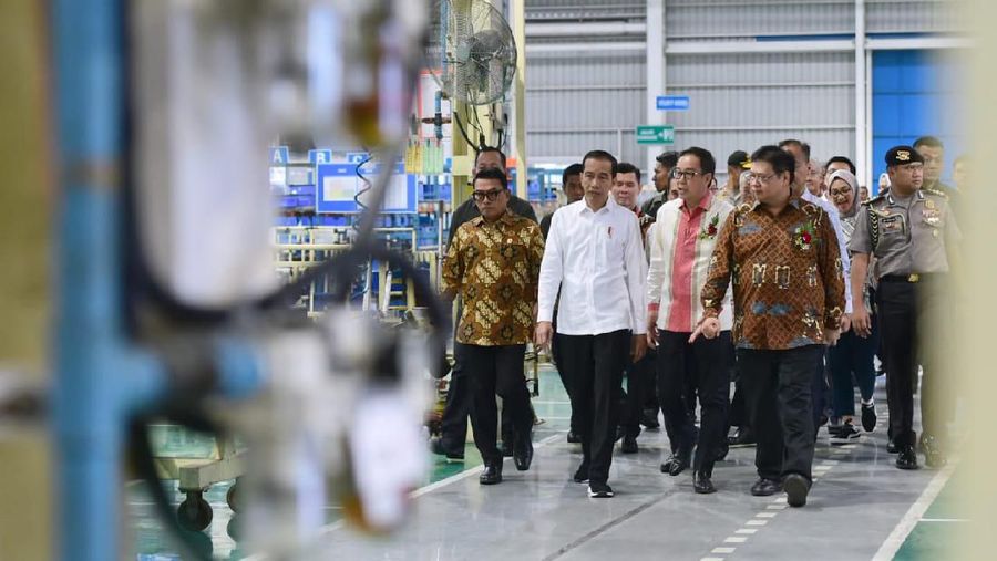 Presiden Joko Widodo tinjau pabrik perakitan Isuzu Traga di Kawasan Industri Suryacipta, Karawang Timur pada Kamis, 12 Desember 2019. (Biro Pers Sekretariat Presiden/Muchlis Jr)