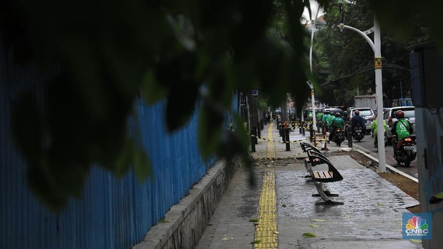 Pemerintah Provinsi DKI Jakarta membongkar trotoar Cikini yang baru direvitalisasi untuk mengubah posisi manhole.