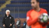 Pelatih Atalanta Gian Piero Gasperini memberikan instruksi kepada pemain sepanjang pertandingan. (Photo by Sergei SUPINSKY / AFP)