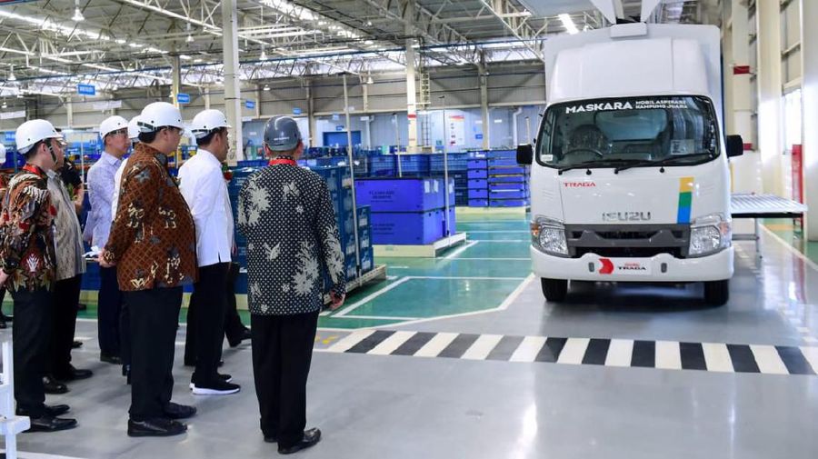 Presiden Joko Widodo tinjau pabrik perakitan Isuzu Traga di Kawasan Industri Suryacipta, Karawang Timur pada Kamis, 12 Desember 2019. (Biro Pers Sekretariat Presiden/Muchlis Jr)