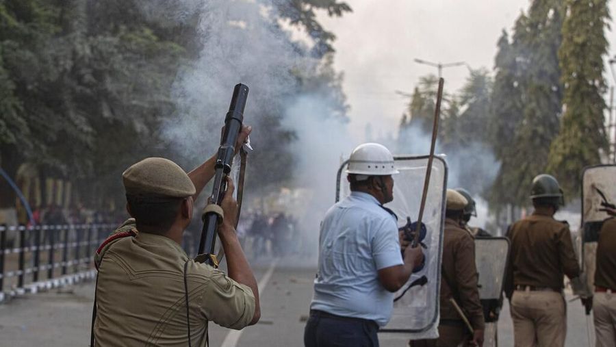 Protes berkobar di India setelah parlemen menyetujui RUU yang memberikan kewarganegaraan kepada imigran ilegal non-Muslim.