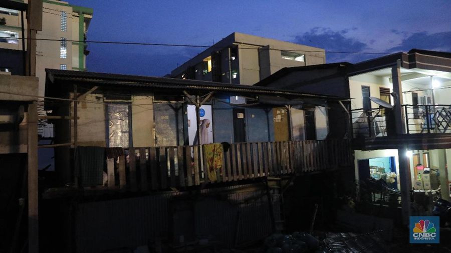 Aktivitas warga Muara Baru saat senja di kawasan pemukiman kumuh Muara Baru, Jakarta Utara, Rabu (11/12). Gubernur DKI Jakarta Anies Baswedan menyatakan bahwa setengah dari warganya tidak memiliki rumah sendiri. 
