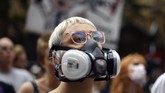 Massa memprotes kabut asap pekat hingga gangguan kesehatan yang ditimbulkan akibat karhutla yang terjadi sejak pertengahan November lalu. (Photo by Saeed KHAN / AFP)