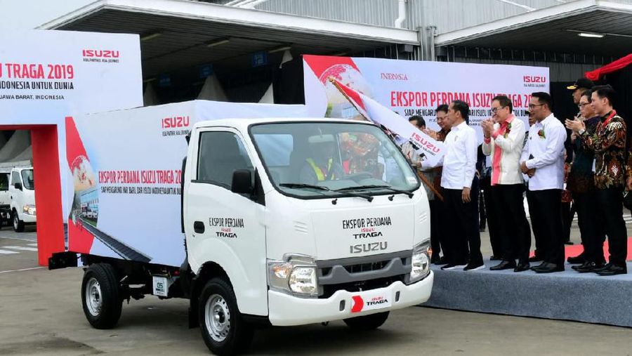 Presiden Joko Widodo tinjau pabrik perakitan Isuzu Traga di Kawasan Industri Suryacipta, Karawang Timur pada Kamis, 12 Desember 2019. (Biro Pers Sekretariat Presiden/Muchlis Jr)