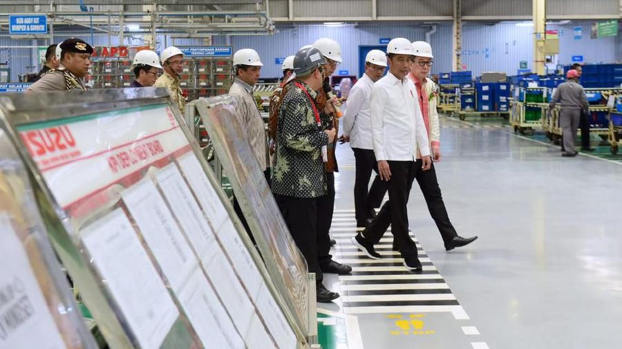 Jokowi mendukung penuh Menteri Pendidikan dan Kebudayaan (Mendikbud) Nadiem Makarim yang menghapuskan Ujian Nasional (UN) mulai 2021.